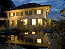 Villa im Landhausstil bei Nacht